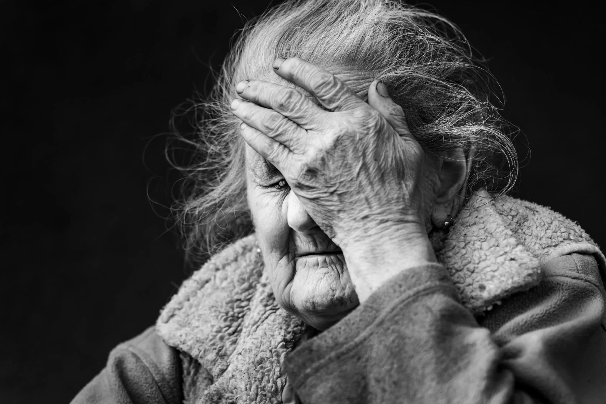 MORTE SOLITÁRIA - Idosa de 87 anos é encontrada morta sentada em cadeira na área externa de residência em Vilhena